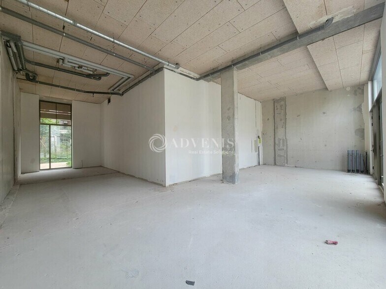 Retail in Saint-Denis to rent - Interior Photo - Image 2 of 5