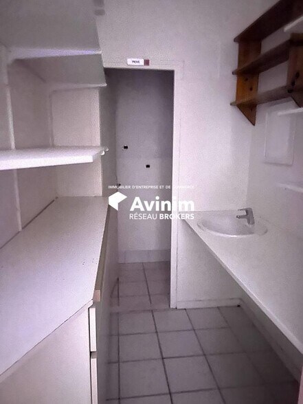 Retail in Colomiers to rent - Interior Photo - Image 3 of 3