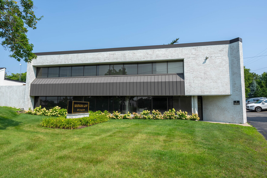 77 E Long Lake Rd, Bloomfield Hills, MI for rent - Building Photo - Image 1 of 3