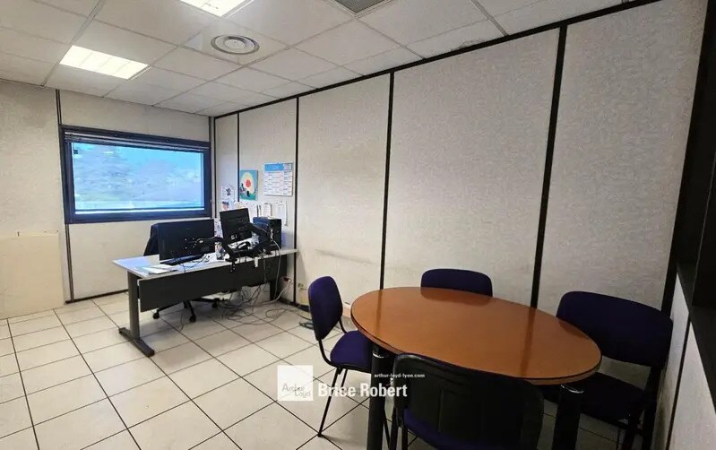 Office in Vaulx-en-Velin to rent - Interior Photo - Image 3 of 6