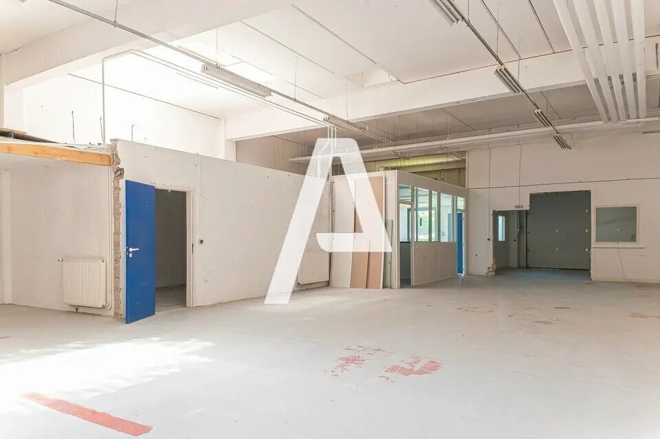 Location Local d'activités 741 m² - Photo 1