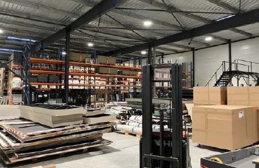 Light Industrial in Buc to rent Interior Photo- Image 1 of 5