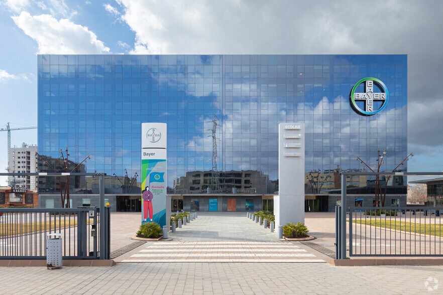 Avinguda Baix Llobregat, Sant Joan Despí, Barcelona to rent - Building Photo - Image 3 of 3