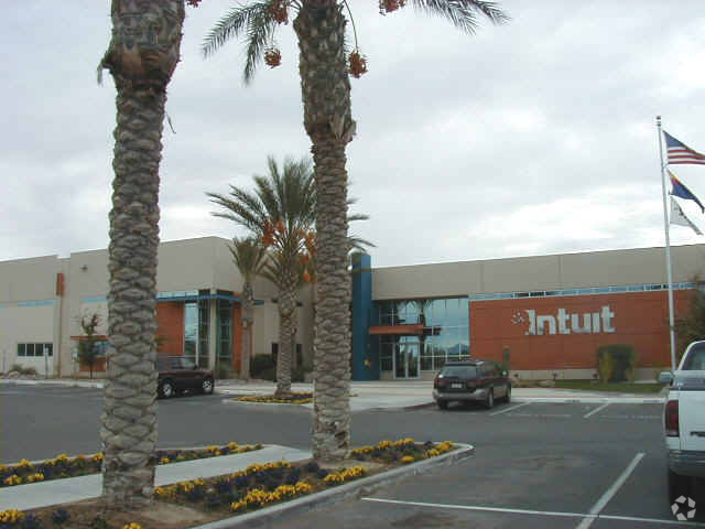 2700 E Commerce Center Pl, Tucson, AZ for rent - Building Photo - Image 2 of 23