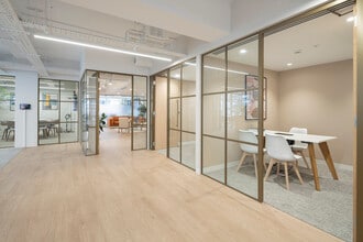 14-17 Market Pl, London to rent Interior Photo- Image 2 of 19