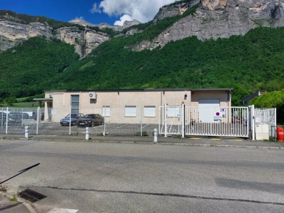 Location Local d'activités 600 m² - Photo 1