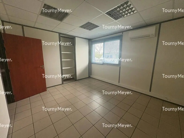 Industrial in Toulouse to rent - Building Photo - Image 2 of 8