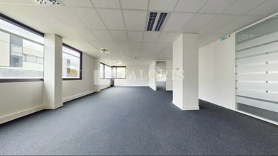 Office in Saint-Priest to rent Interior Photo- Image 2 of 3