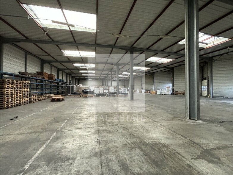 15 Avenue De L'Industrie, Corbas to rent - Building Photo - Image 2 of 11