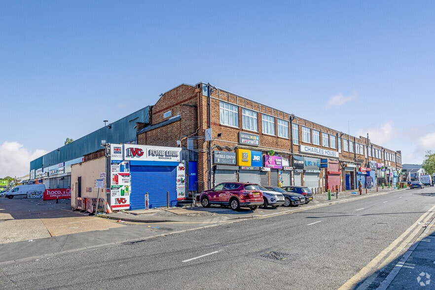 Bridge Rd, Southall to rent - Primary Photo - Image 1 of 9