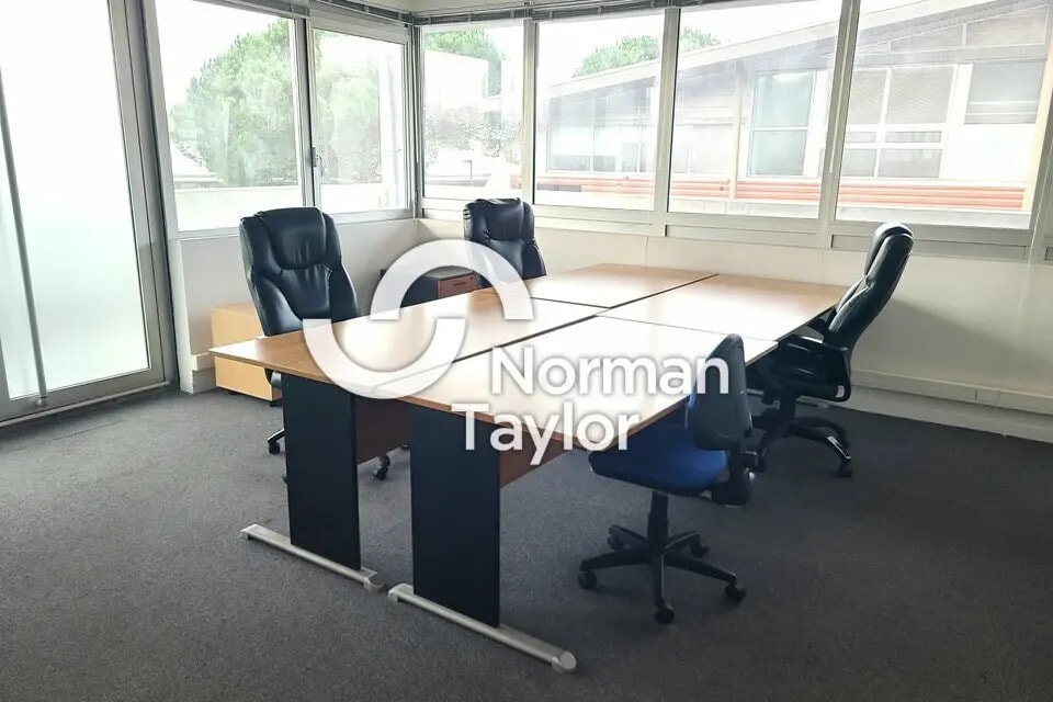 Location Bureaux 178 m² - Photo 1