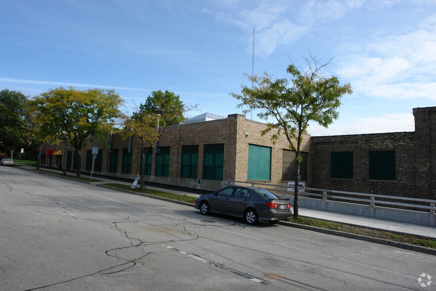 4212 W Highland Blvd, Milwaukee, WI for rent - Building Photo - Image 3 of 7