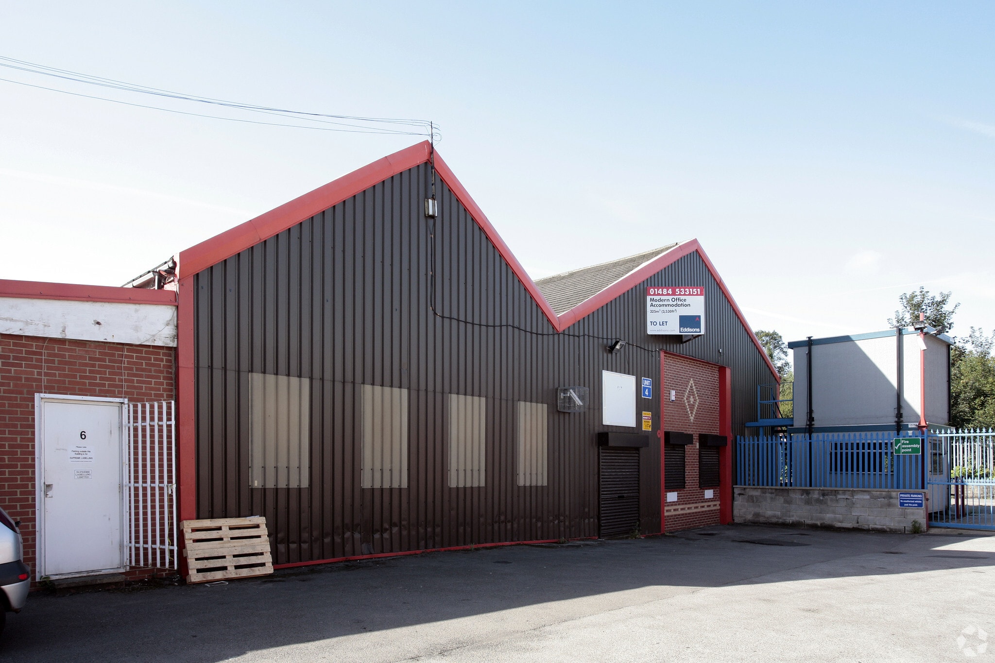 Valley Rd, Liversedge to rent Primary Photo- Image 1 of 2