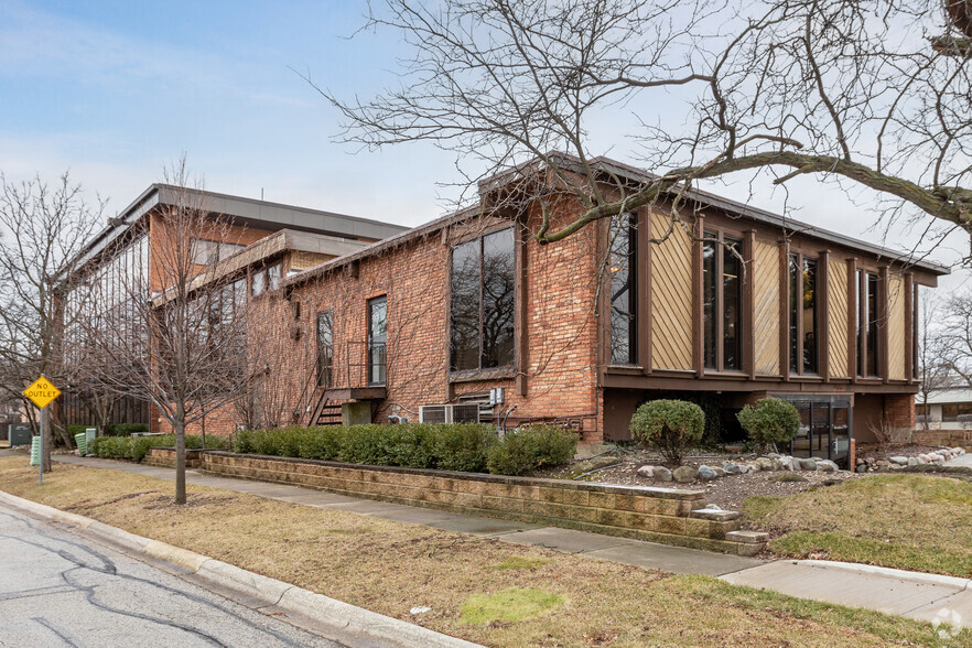 1939 Waukegan Rd, Glenview, IL for rent - Building Photo - Image 1 of 6