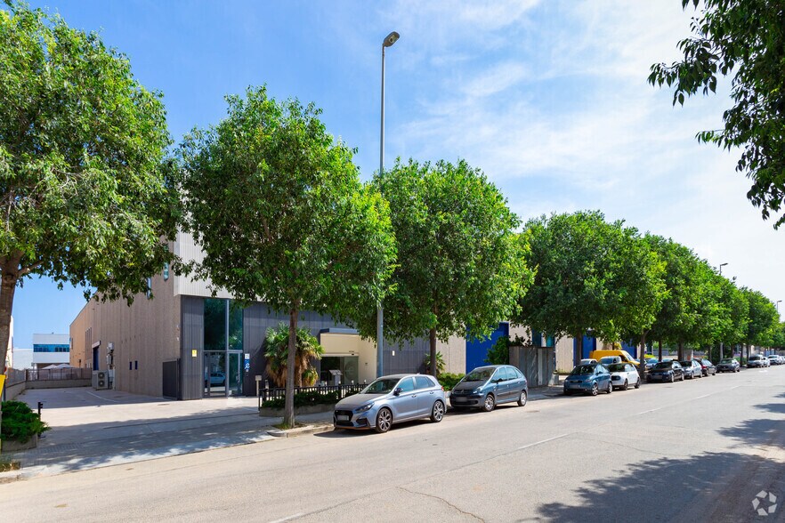 Industrial in L'Hospitalet de Llobregat, Barcelona to rent - Building Photo - Image 3 of 6