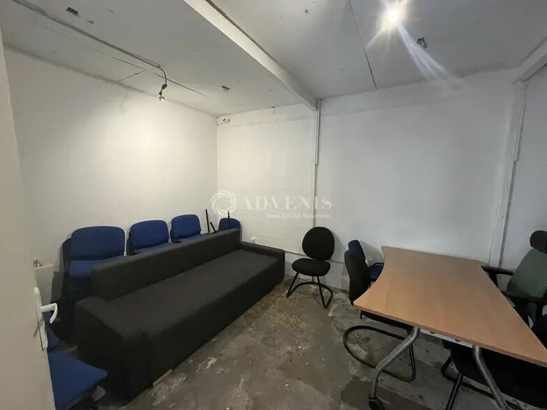 Light Industrial in Montreuil for sale - Interior Photo - Image 3 of 9