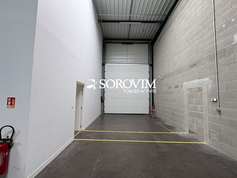 Avenue Louis Blériot, Chassieu to rent - Interior Photo - Image 2 of 4