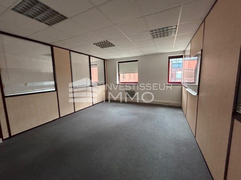 Office in Champs Sur Marne to rent - Interior Photo - Image 2 of 5