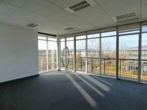 Office in Voisins-le-Bretonneux to rent Interior Photo- Image 2 of 2