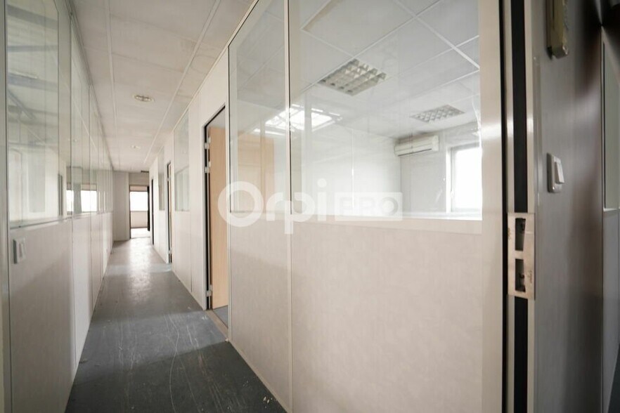 36 Rue Champ Dolin, Saint-Priest to rent - Interior Photo - Image 3 of 6
