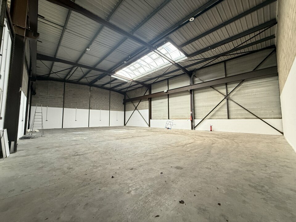Light Industrial in Le Thillay to rent Building Photo- Image 1 of 6