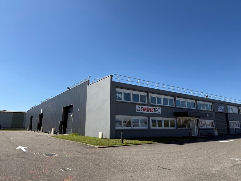 9 Avenue Du Maréchal De Lattre De Tassigny, Meyzieu to rent - Building Photo - Image 3 of 20