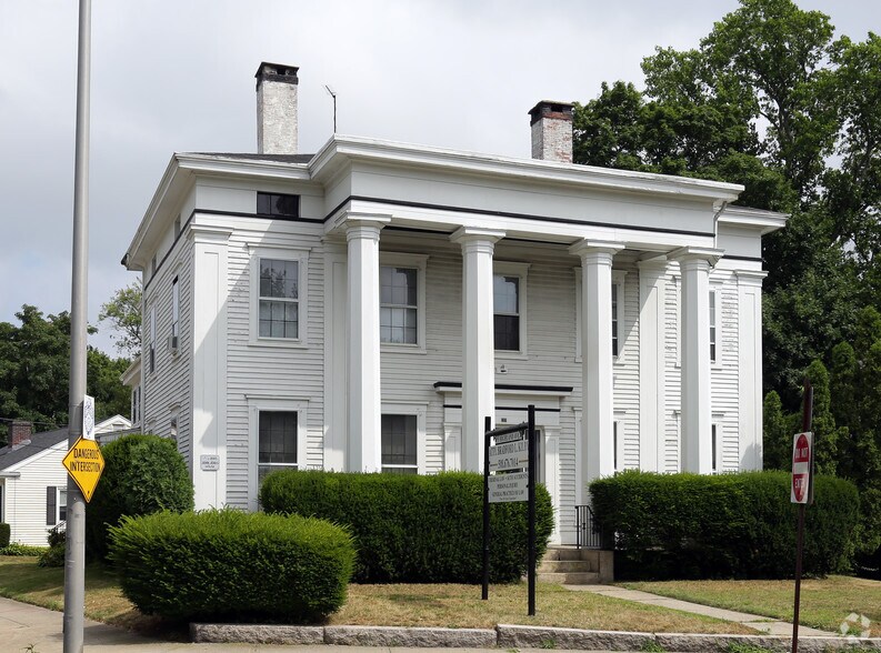 55 Highland Ave, Fall River, MA 02720 UK