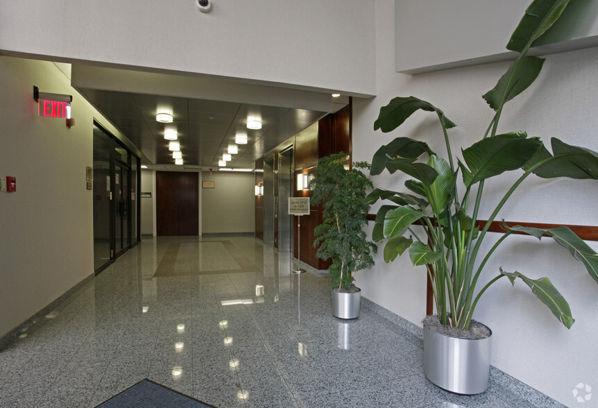 300 S Pine Island Rd, Plantation, FL for rent - Lobby - Image 2 of 24