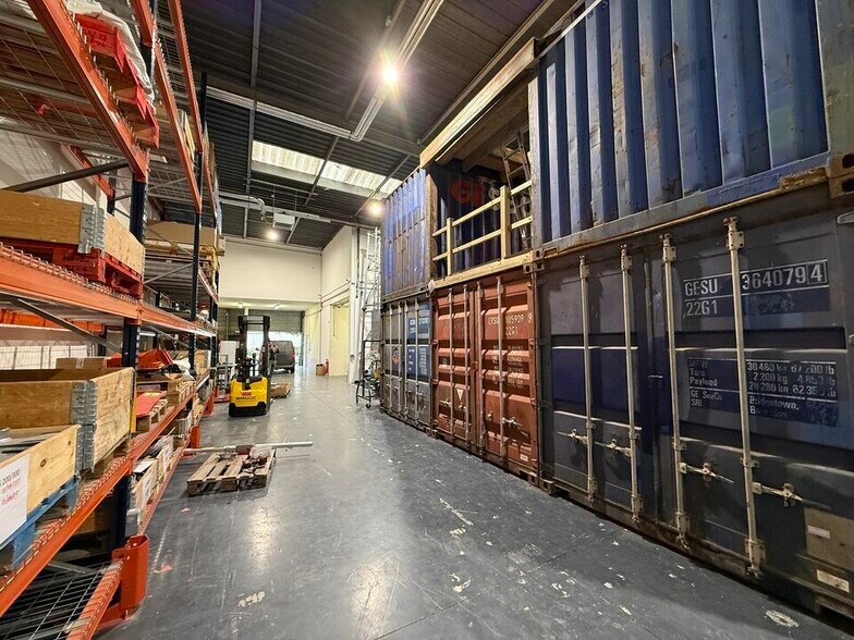 Light Industrial in Aubervilliers to rent - Interior Photo - Image 2 of 7