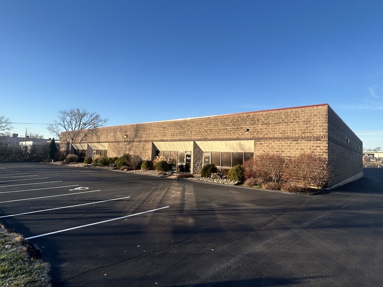 2661-2667 Metro Blvd, Maryland Heights, MO for rent - Building Photo - Image 1 of 3