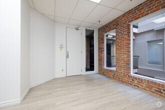 358-362 Rue Notre-Dame E, Montréal, QC for rent Interior Photo- Image 1 of 5