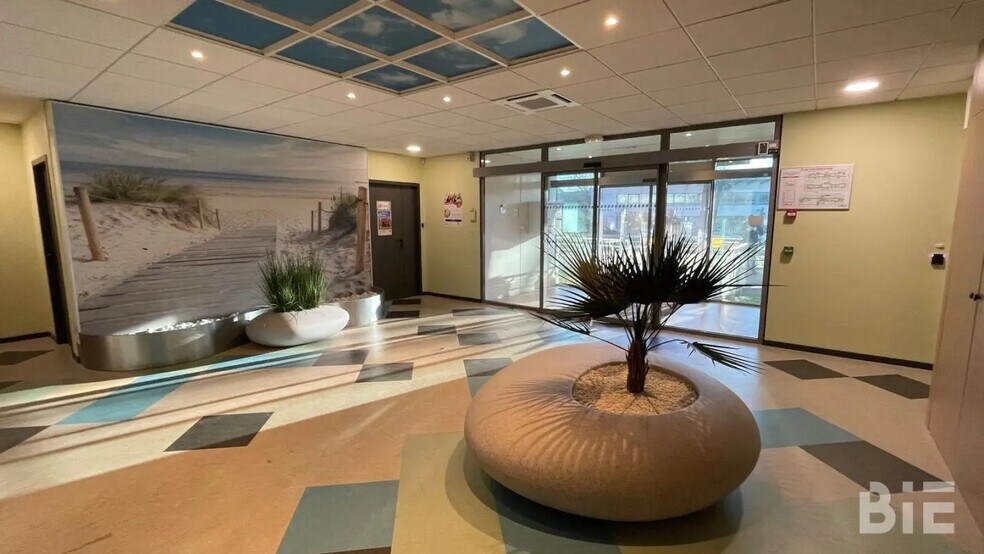 Office in Pessac to rent - Lobby - Image 2 of 12