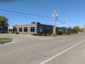 883 Shaver Rd NE, Cedar Rapids, IA for rent Building Photo- Image 1 of 11