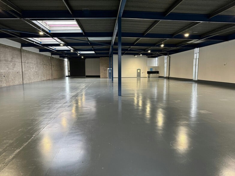 Calver Rd, Warrington to rent - Building Photo - Image 3 of 12