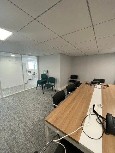 7 Avenue De La Cristallerie, Sèvres to rent - Building Photo - Image 3 of 4