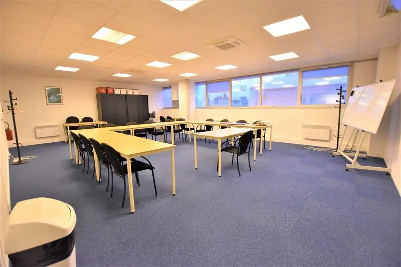 Light Industrial in Paris to rent Building Photo- Image 1 of 8