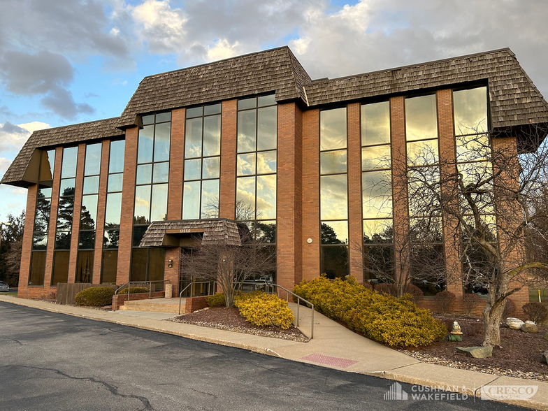 13500-13550 Falling Water Rd, Strongsville, OH for sale - Primary Photo - Image 1 of 9