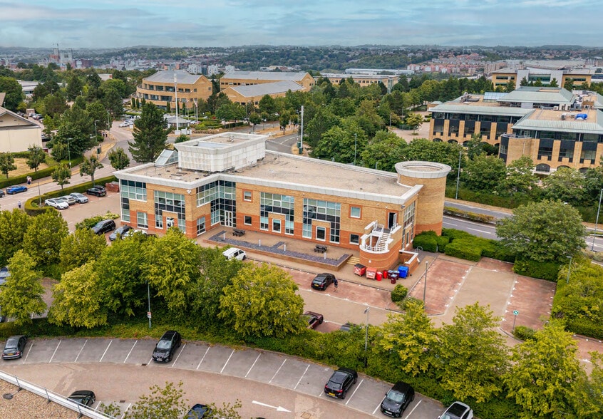 1 Capability Green, Luton to rent - Building Photo - Image 2 of 4