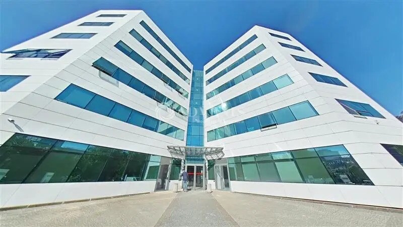 Office in Villepinte to rent Building Photo- Image 1 of 2