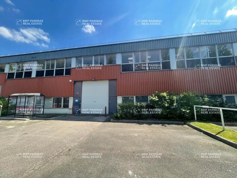Light Industrial in Trappes to rent - Building Photo - Image 2 of 18