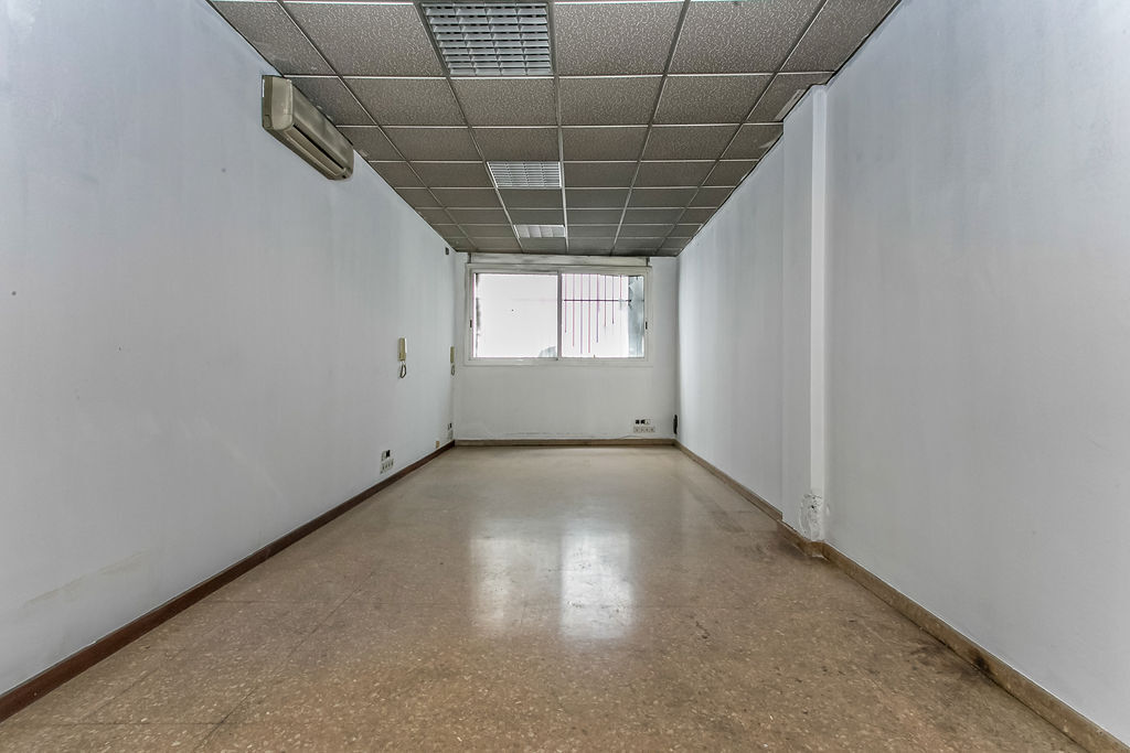 Esplugues de Llobregat, BAR 08950 - - - Interior Photo - Image 2 of 14