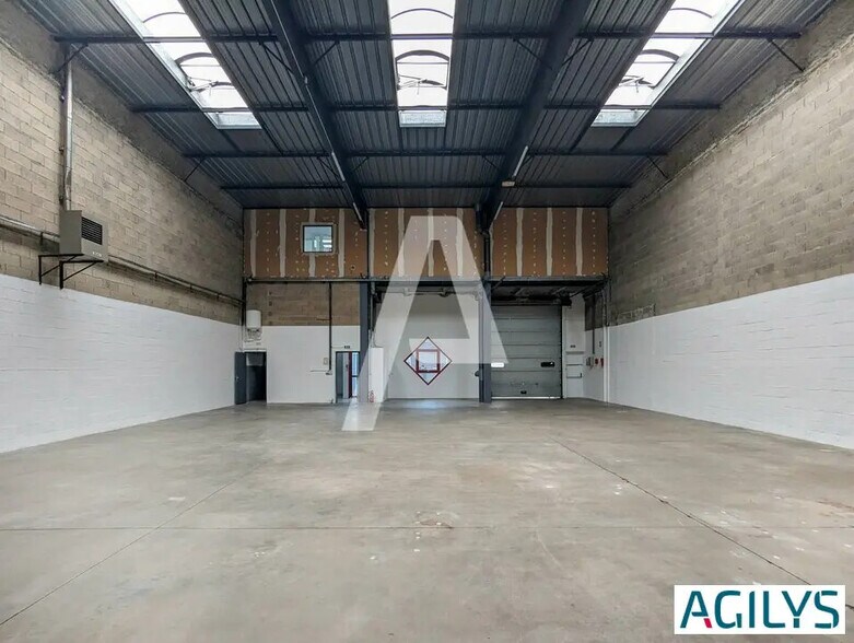 Light Industrial in Élancourt to rent - Interior Photo - Image 1 of 9