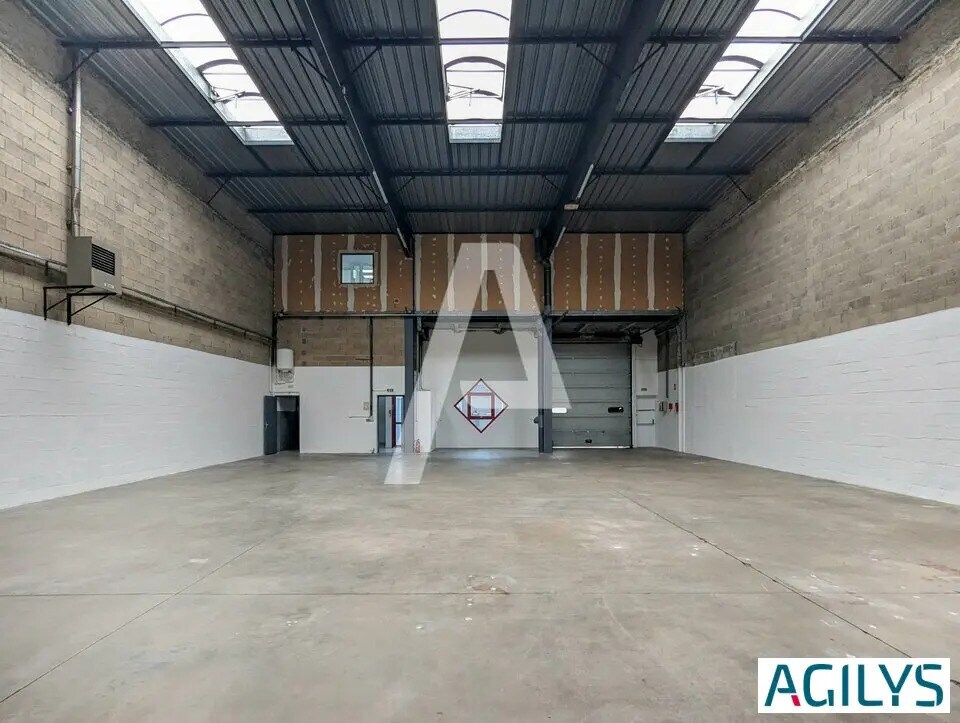 Light Industrial in Élancourt to rent Interior Photo- Image 1 of 10