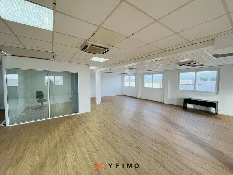 Office in Buc to rent - Interior Photo - Image 2 of 4