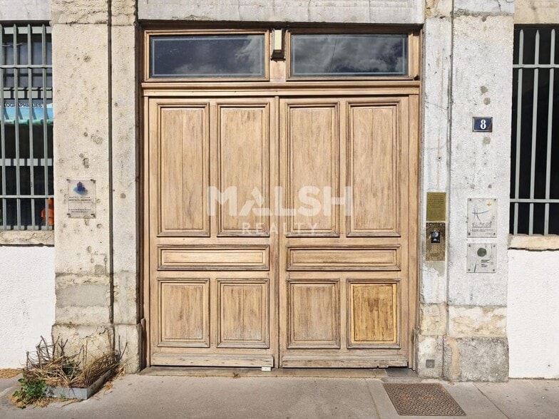 Retail in Lyon to rent - Building Photo - Image 2 of 11
