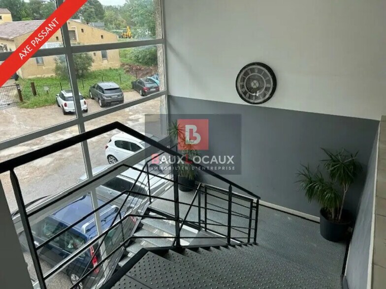 Office in Venelles to rent - Lobby - Image 2 of 12