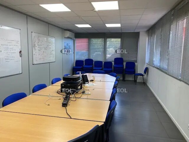 Light Industrial in Vitrolles to rent - Interior Photo - Image 2 of 4