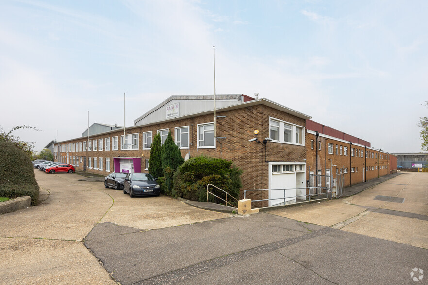 Paycocke Rd, Basildon for rent - Primary Photo - Image 1 of 2