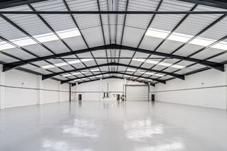Units 3 & 4, Bracknell Business Centre, Downmill Rd, Bracknell to rent Interior Photo- Image 2 of 4