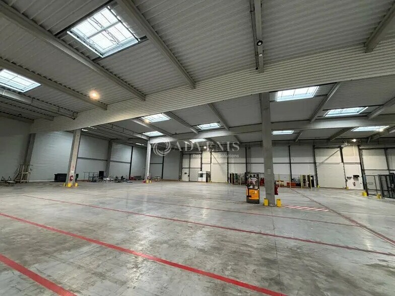 Light Industrial in Sucy-en-Brie to rent - Interior Photo - Image 3 of 7